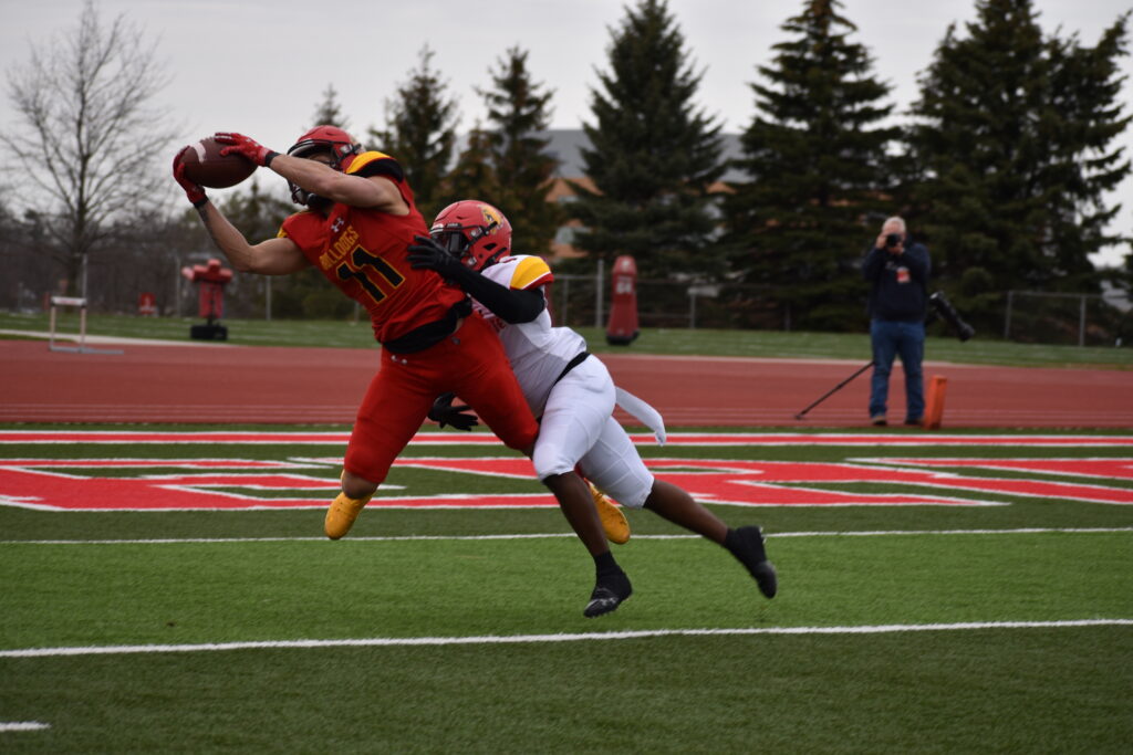 Dezmin Lyburtus makes a catch.